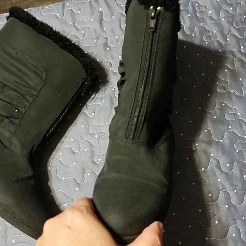Black ski boots size 7